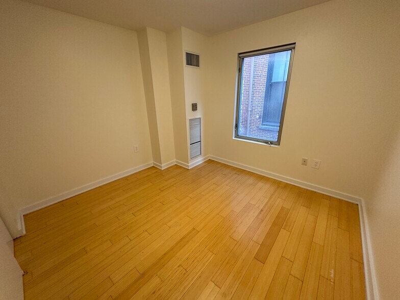 Building Photo - 25 Lagrange St