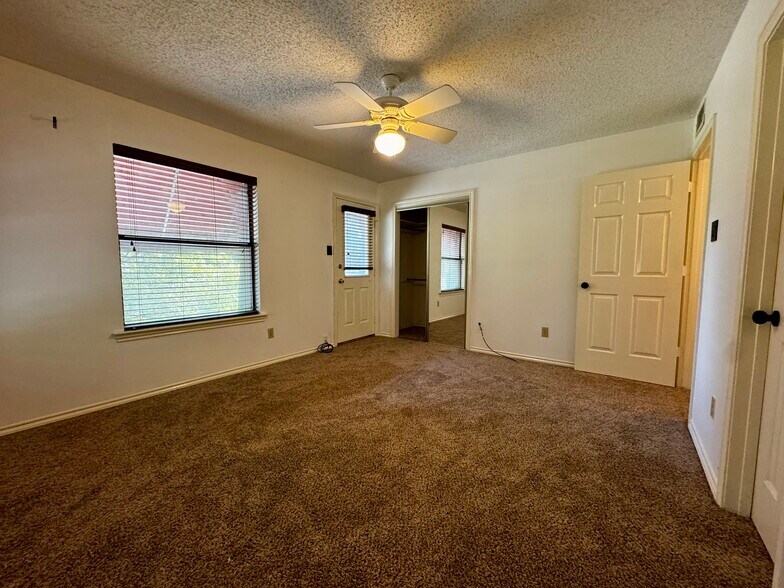 Building Photo - 2058 Owasso St