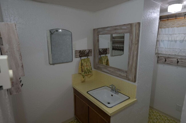 Building Photo - 2 bed 1 bath in a country setting