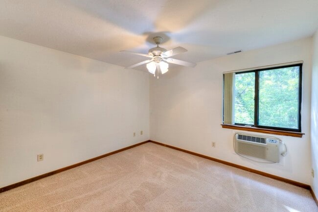 Building Photo - 340 Sunderland Rd