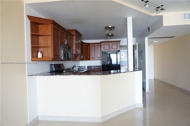 Building Photo - 3140 S Ocean Dr