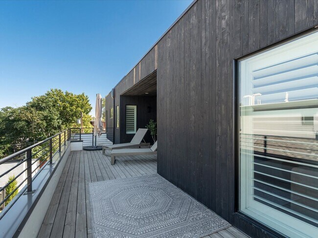 Building Photo - Luxury 3-Bed, 3.5-Bath Denver Home with Ro...