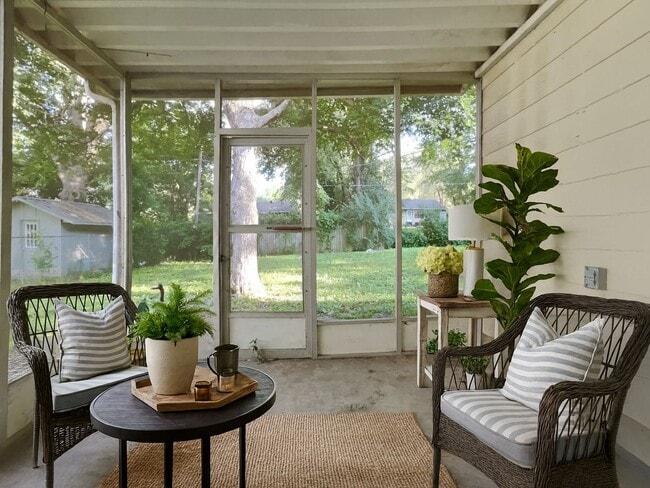 Building Photo - Charming 3-Bedroom Home with Sunroom, Fireplace & Garage in Kansas City, MO!