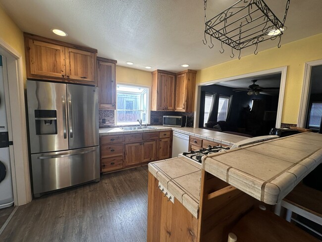 Building Photo - 3-bedroom, 2-bathroom Home