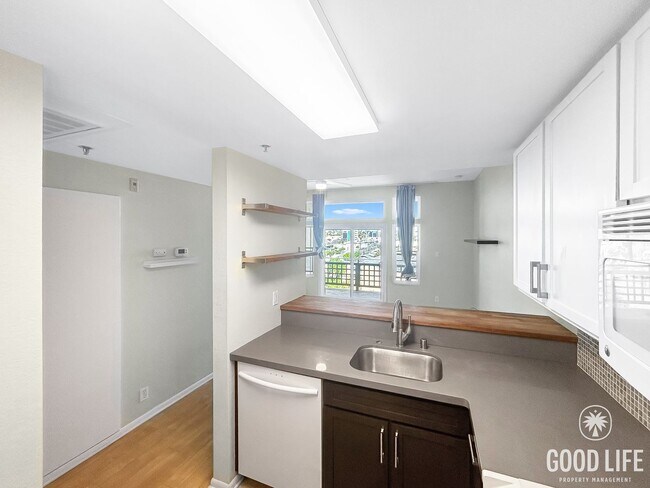 Building Photo - Beautiful Studio in North Park with Walk-I...