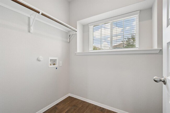 Building Photo - 125 Honeybee Ln