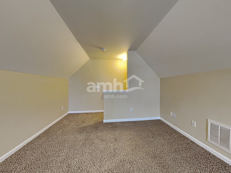 Building Photo - 32 Riverbed Dr