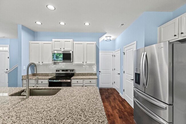 Building Photo - Coastal Living in Sneads Ferry – Open Floor Plan & Cul-de-Sac Lot