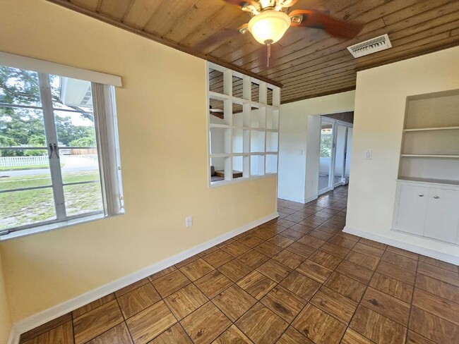 Building Photo - Charming 3-Bedroom Retreat with Spacious 1...