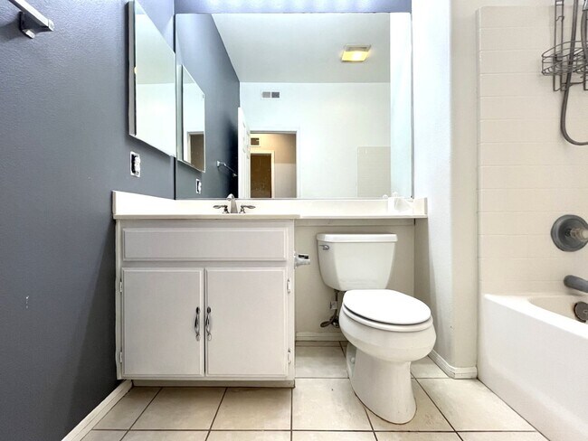 Building Photo - 3 bed, 2 bath located in Corona, CA!
