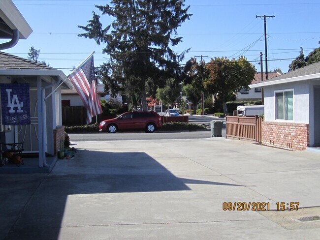 Building Photo - 408 Flora Vista Ave