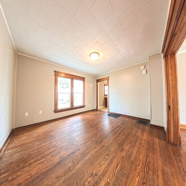 Building Photo - Spacious 5 bedroom 2 Bath Home