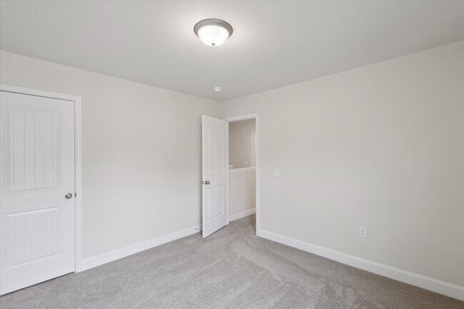 Building Photo - $500 RENT CREDIT | AVAILABLE NOW! (Small Pets Only)