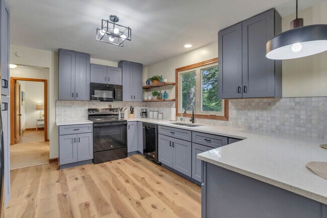 Building Photo - 3695 Montclair Dr