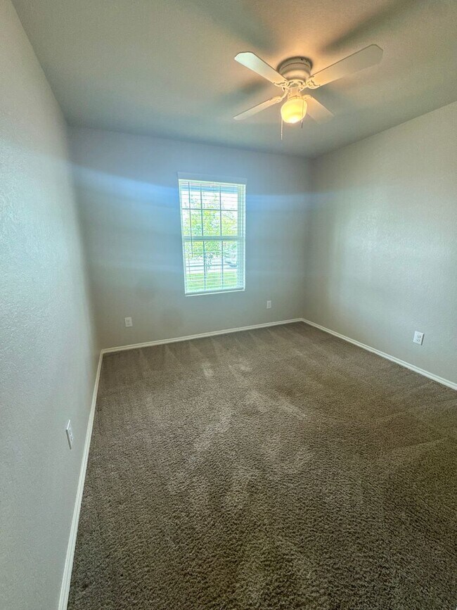 Building Photo - AVAILABLE IN BULVERDE!  In Hidden Trails S...