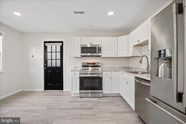 Building Photo - 906 Elfin Ave