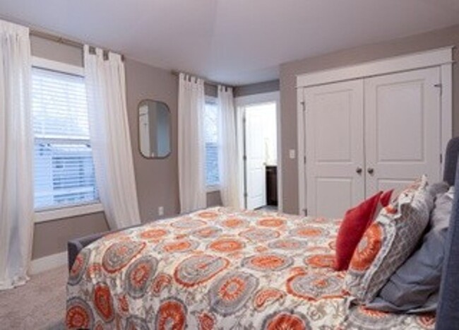 Building Photo - 3 Bed, 3 Bath East Nashville Beauty!