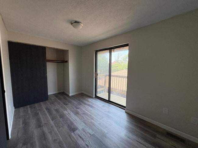 Building Photo - 124 W 9th Ave