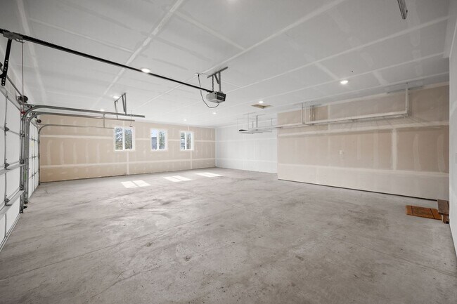 Building Photo - BEAUTIFUL Spacious Modern Grandview Single Level Home!