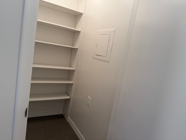 Building Photo - Spacious & Stylish 1-Bedroom Condo in the ...