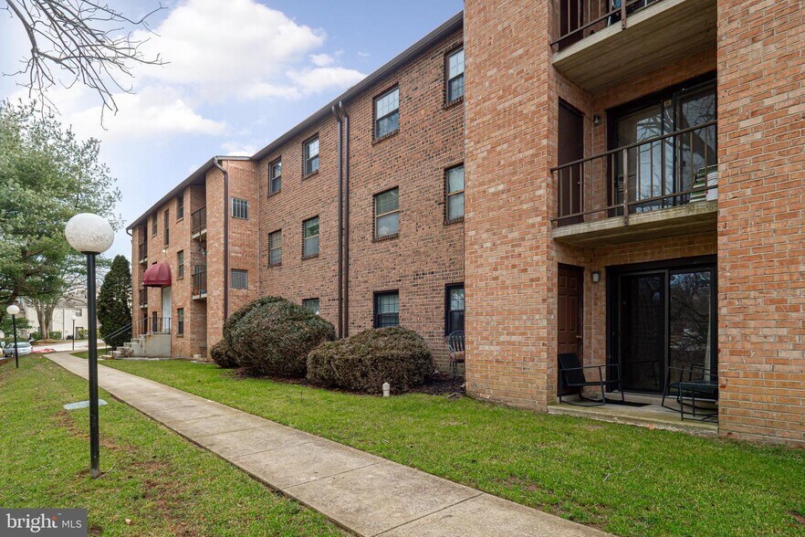 Building Photo - 1906 Valley Dr