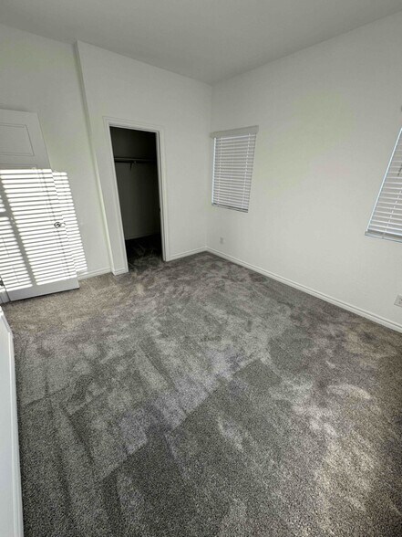 Building Photo - 600 Carriage Hill Dr