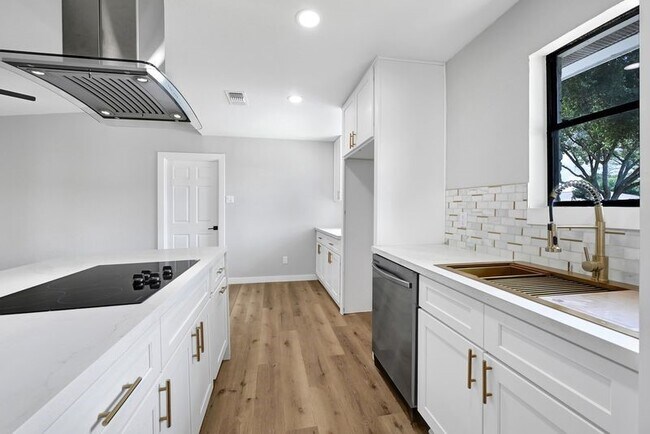 Building Photo - 5634 Cerritos Dr