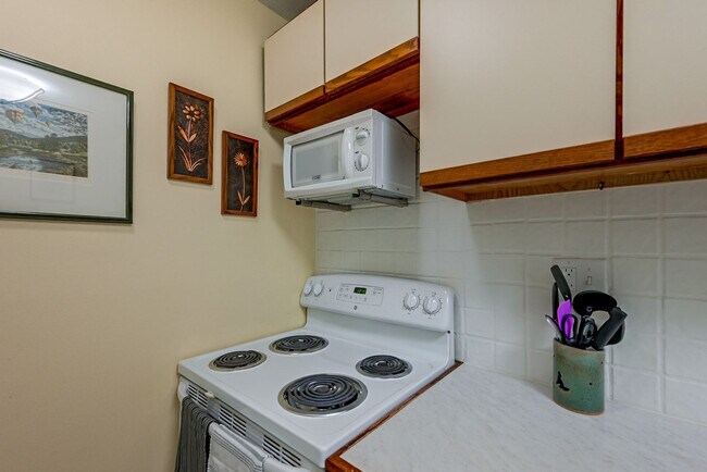 Building Photo - 1622 Farmington Ave