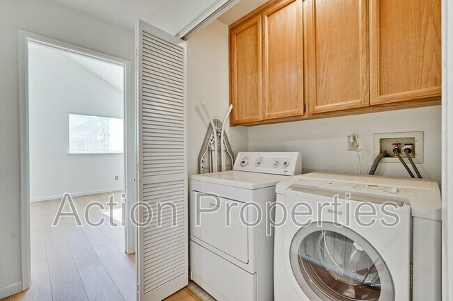 Building Photo - 409 Hillwood Ct