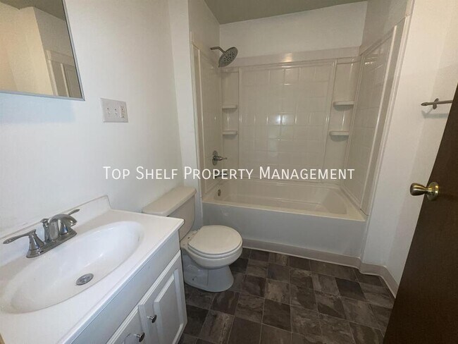 Building Photo - 621 Oak Park Ave