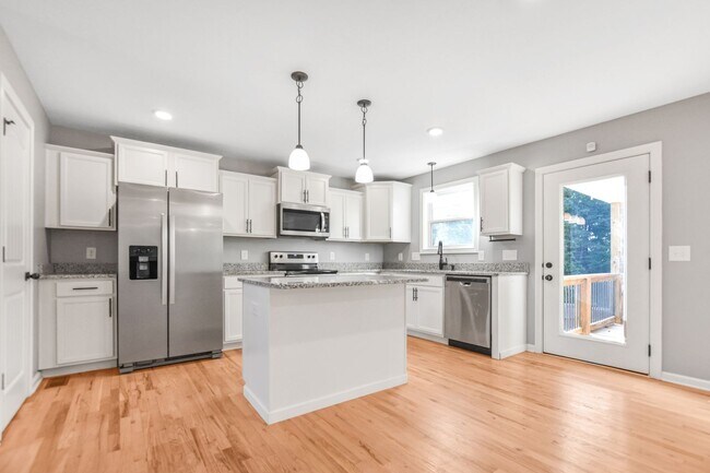Building Photo - Pet Friendly Three Bedroom!
