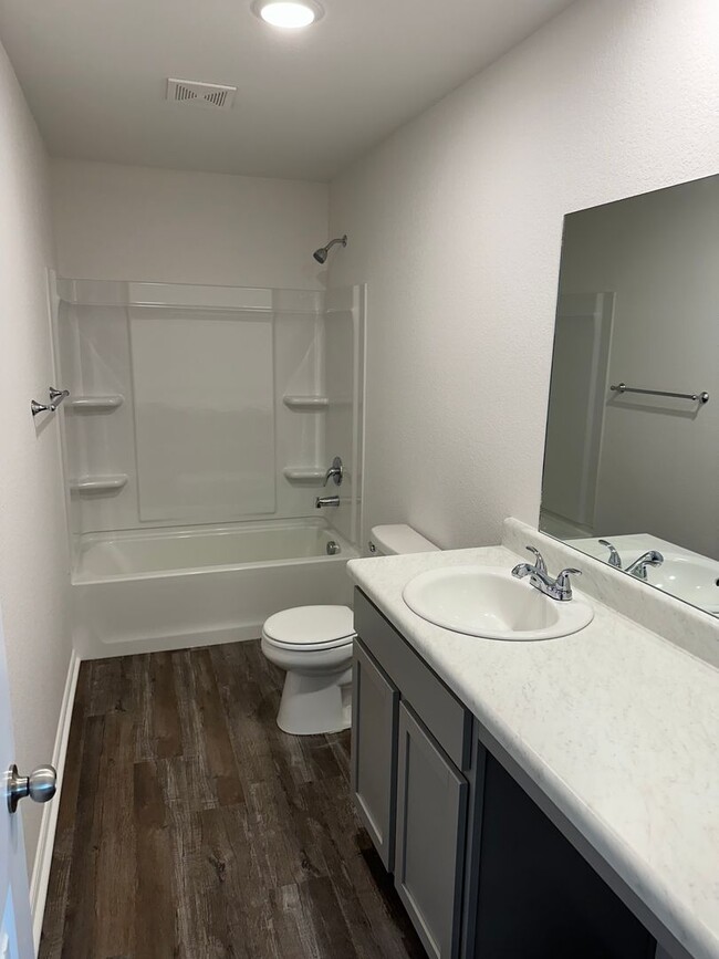 Building Photo - *Pre-leasing* NEWER Three Bedroom | Two Ba...