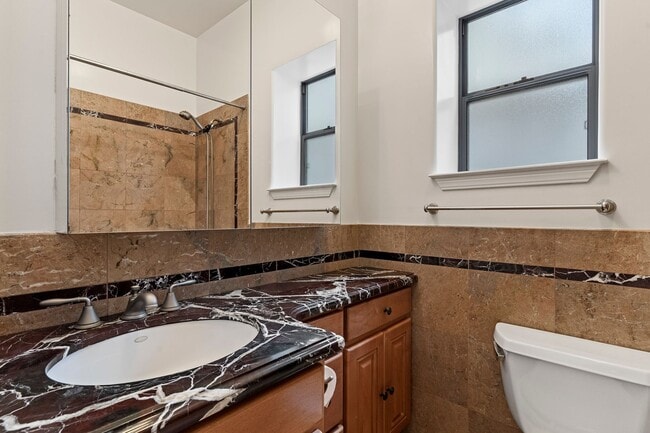 Building Photo - 2 Bed, 2 Bath, 2 Car Parking - Stunning Co...