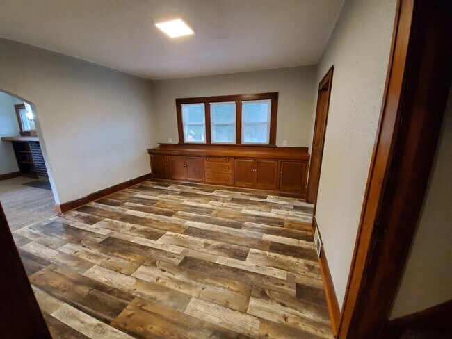 Building Photo - Large 3 Bedroom Home near Iowa State Fairgrounds!