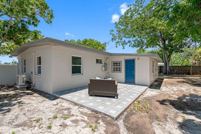 Building Photo - 3/2 just renovated in Coquina Key