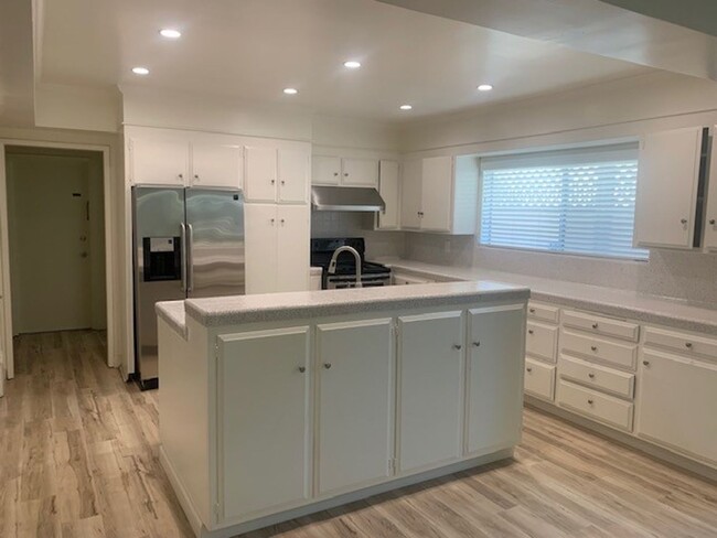 Building Photo - AMAZING REMODELED 2 BED / 2 BATH BELMONT H...