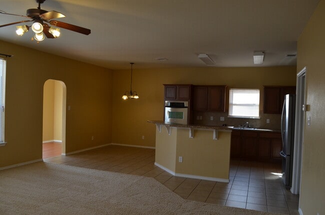 Building Photo - HUGE 5 BEDROOM HOME IN SAVANNAH HEIGHTS!