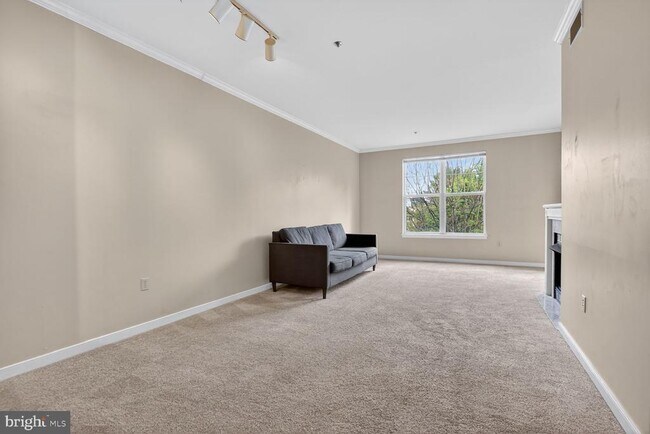 Building Photo - 1645 International Dr