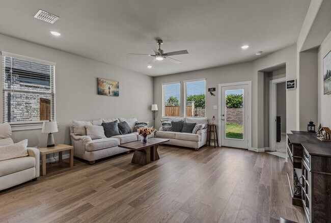 Building Photo - 706 Melody Hl Dr