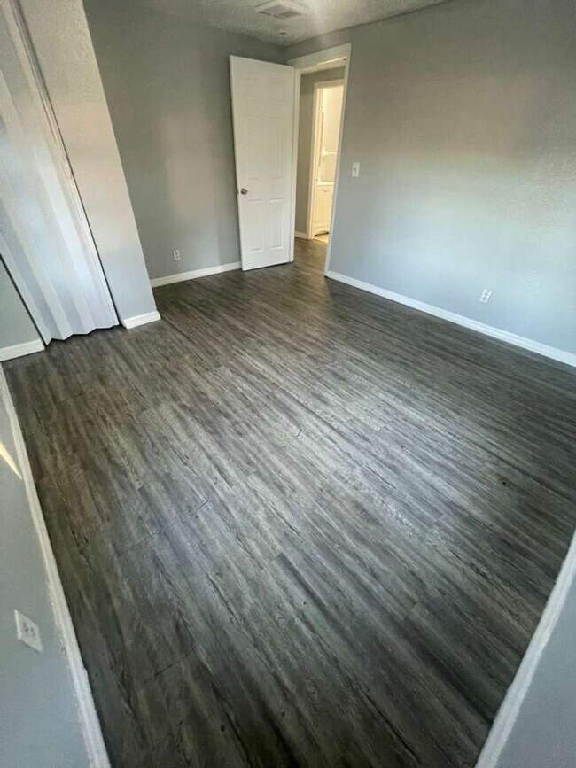 Building Photo - 2/1 St Pete Move In Ready