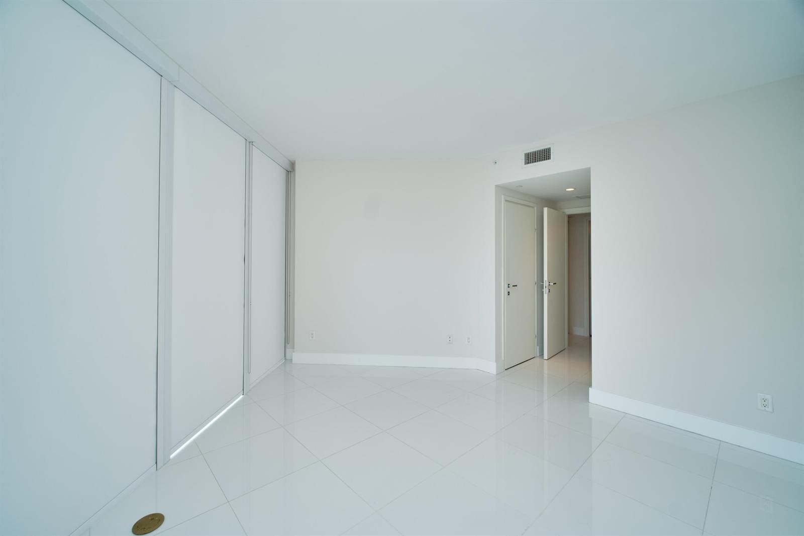 Building Photo - 1300 Brickell Bay Dr