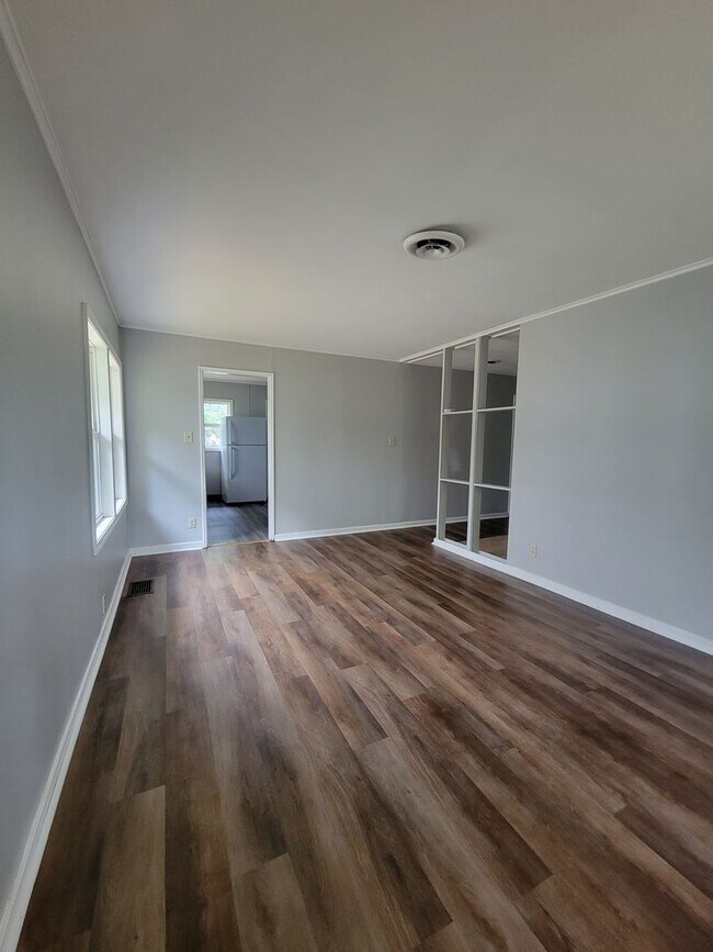 Building Photo - Move in Special!