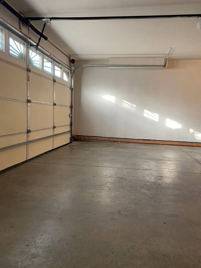 2-car Garage - 387 NE Kingwood