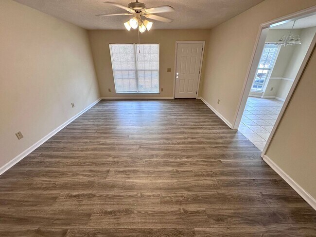 Building Photo - 346 Leafmore Rd SW