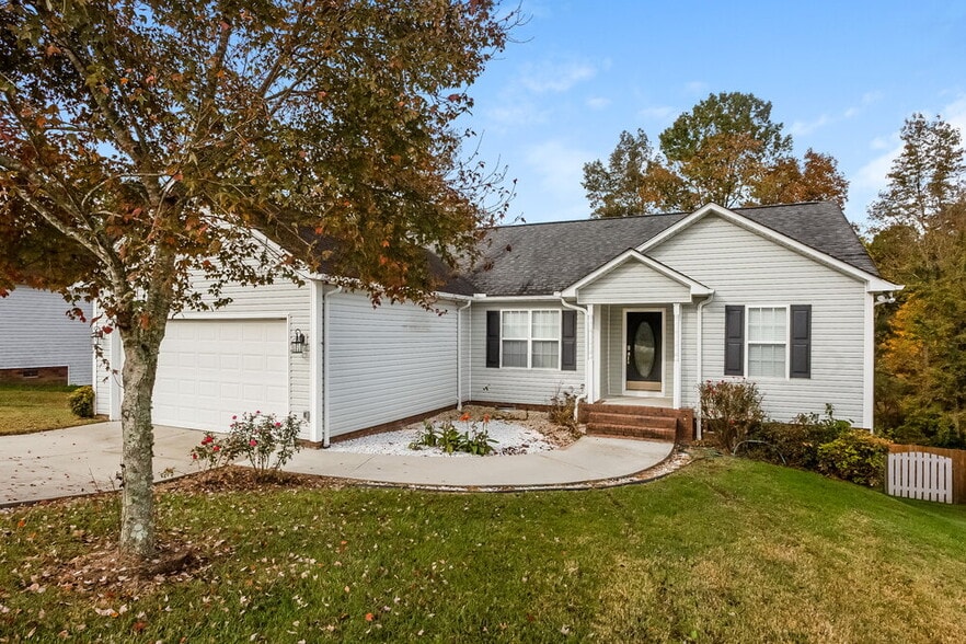 Building Photo - 1641 Red Bird Cir SE