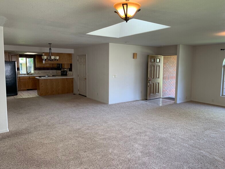 Building Photo - 1831 Fairway Dr