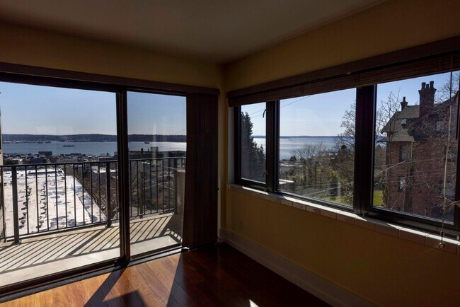 Building Photo - 3Bd/1.75Ba Seattle Condo