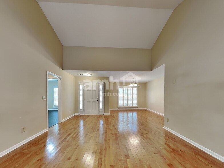 Building Photo - 3109 Southampton Dr