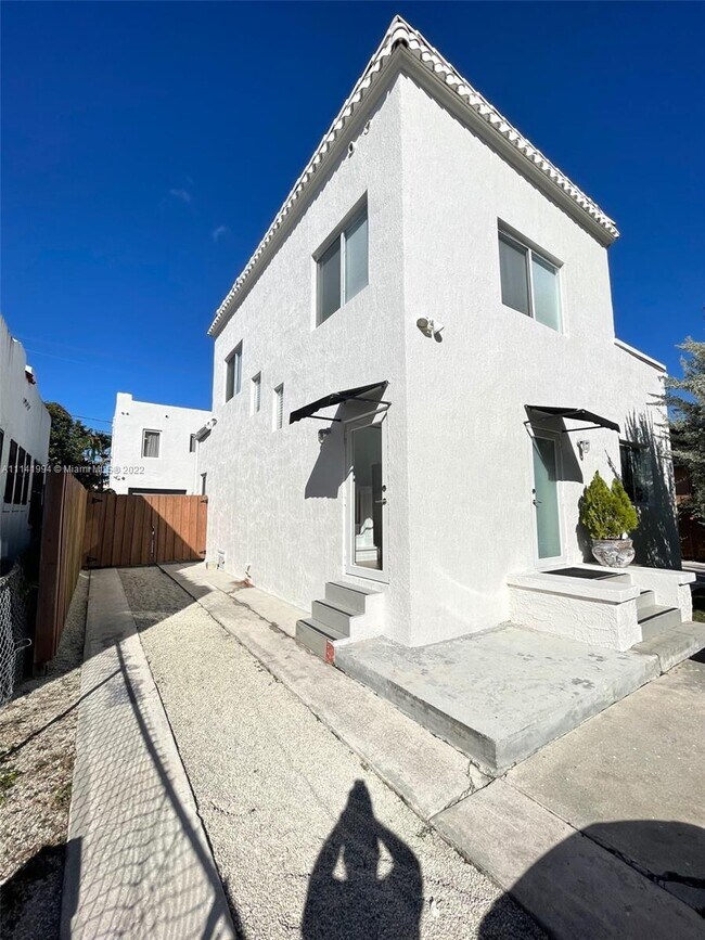 Building Photo - 1525 SW 9th St