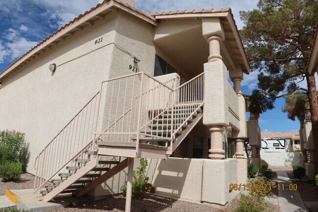 Primary Photo - 921 Rockview Dr